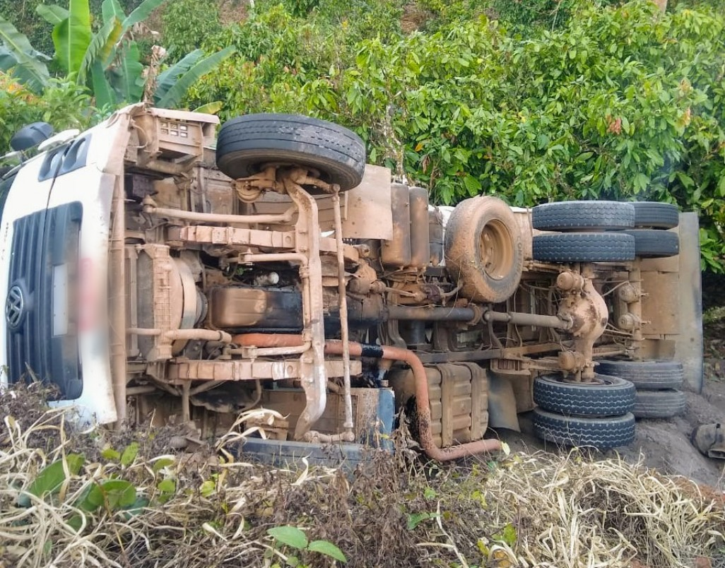 Motorista perde o controle e caminhão baú tomba no trevo do Novo Prado -  Bahia ExtremoSul